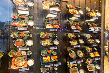 1月1日摄影照片_泰国普吉岛 — 2018年1月11日：泰国有塑料食品展示的日本餐厅