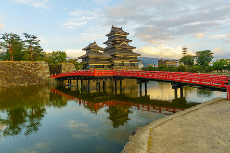 城堡垒摄影照片_松本城（乌鸦城）和桥梁的日落景观