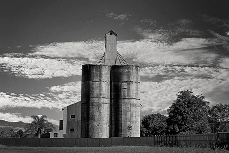 澳大利亚农村地区的两个大型混凝土粮仓