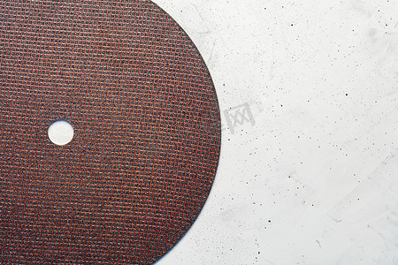 上半圆半圆摄影照片_用于在灰色混凝土背景上切割金属的半圆切割磨盘。