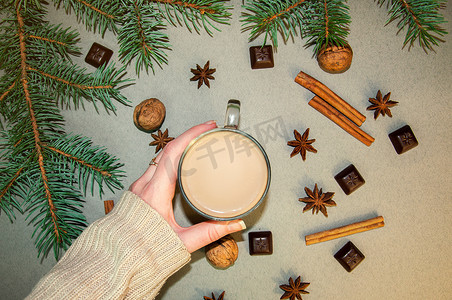 热圣诞饮料可可咖啡或巧克力加牛奶在一个小透明杯中。