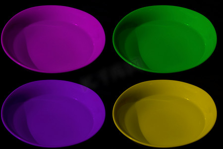 四碗不同颜色的水