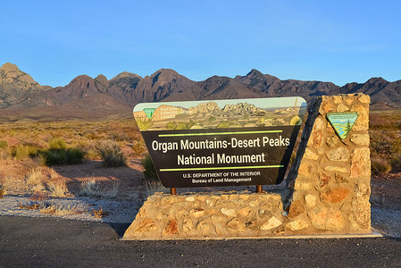 新墨西哥州山景背景上刻有“器官山-沙漠峰国家纪念碑”字样的信息标志
