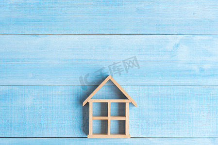 浅蓝色木板地板上的木屋顶视图