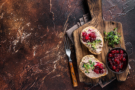 烤鹅摄影照片_鸭熟肉酱烤面包配豆芽在木板上。