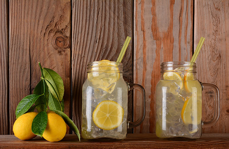 架子上的水杯摄影照片_架子上的柠檬水杯和柠檬