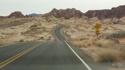 公路旅行，在美国内华达州拉斯维加斯火谷驾驶汽车。