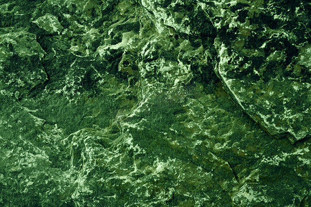 古老的深绿色苔藓花岗岩石表面的洞穴内部