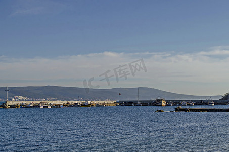 黑海和巴尔干山与古城内塞巴尔附近埃米内角的渔船码头海景