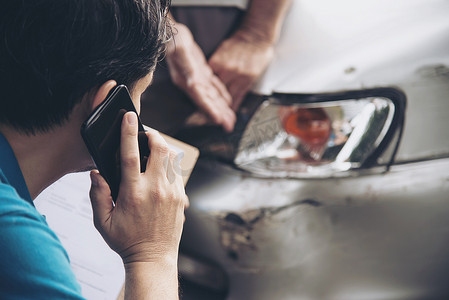 在现场车祸索赔过程中工作的保险代理人-人员和汽车保险索赔概念
