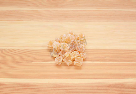 结晶化摄影照片_木头上的结晶茎姜块