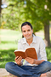 在公园读书的女人
