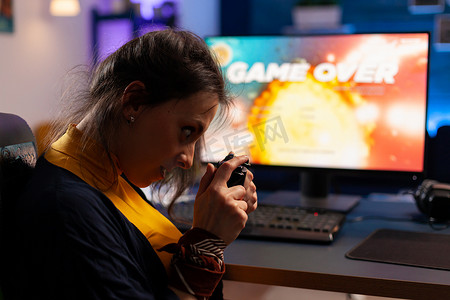 游戏玩家在功能强大的计算机上玩视频游戏时游戏结束