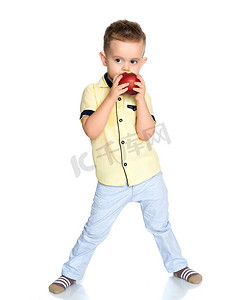 咬了一口的食物摄影照片_小男孩咬了一口苹果。