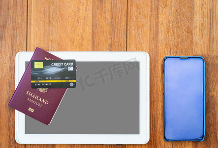 带信用卡和数字平板电脑模型的顶视图护照