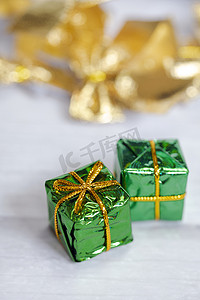 一堆彩色闪亮礼盒，白色木质背景上有复制空间，现代复古圣诞设计，色彩缤纷的礼物，节日概念