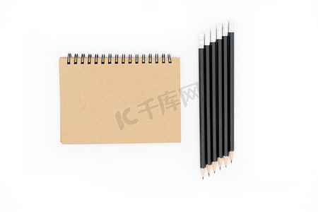 铅笔小图标摄影照片_白色背景上棕色书右侧的 6 支铅笔