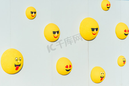 街头节日的墙壁泡沫黄色表情符号或表情符号。