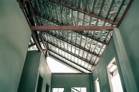 虚无缥缈成语摄影照片_正在建设的房屋，安装了铝箔铁皮屋顶以防止高温