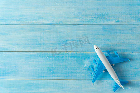 浅蓝色木板背景上的飞机微型图