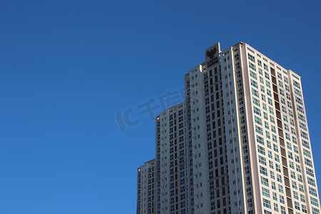 阳光明媚的日子里，蓝天的摩天大楼商业建筑的广角景观。