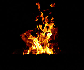 晚上用原木和大橙色火焰燃烧篝火
