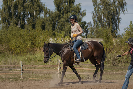 骑马课程-年轻女子骑马
