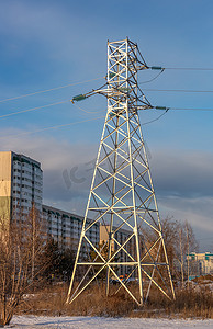 日落时城市高压电塔和输电线的低角度拍摄。