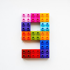 九号由彩色构造块制成。