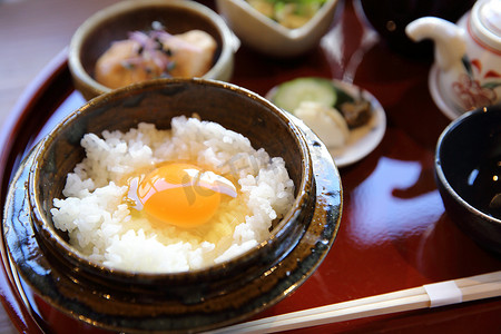 日本传统食物混合生鸡蛋和米