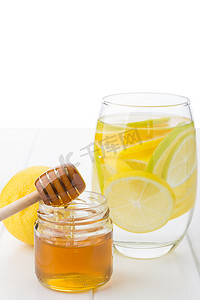 石灰摄影照片_健康饮料用蜂蜜、柠檬和石灰