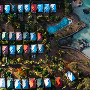 旅游小程序摄影照片_从毛里求斯岛上鸟瞰小木屋和游泳池的鸟瞰图。