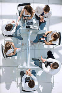 员工电脑摄影照片_工作会议上员工的顶视图.握手。