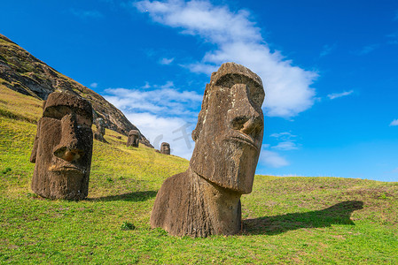 努摄影照片_智利复活节岛上的古老摩艾石像
