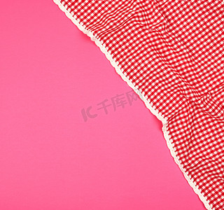 粉红色背景中的白色红色方格厨房毛巾