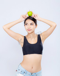 美丽的亚洲女人肖像微笑着拿着青苹果果
