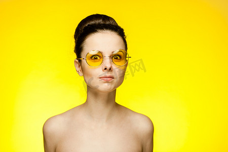戴黄色眼镜的迷人黑发裸肩清晰的皮肤魅力
