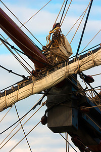 一艘旧帆船的船首斜桅、索具和卷起的风帆
