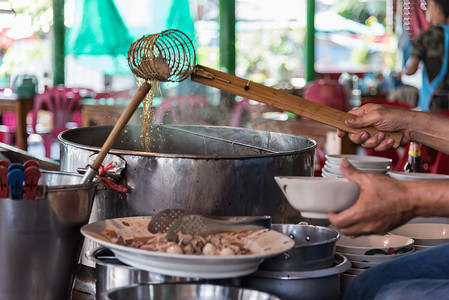 汤面桢子摄影照片_厨师在街头食品市场煮汤面