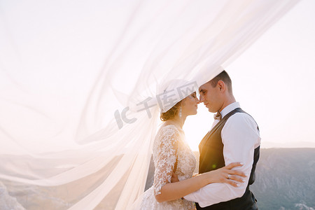婚纱照古装字体摄影照片_黑山洛夫琴山的精美艺术目的地婚纱照。