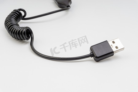 白色背景上隔离的通用充电器头或 usb 电缆