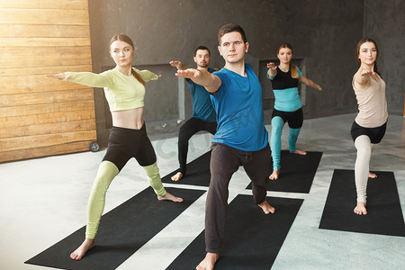 瑜伽课上的年轻男女做伸展运动