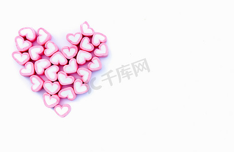 粉红甜心形状爱情棉花糖的爱情概念在白色背景