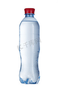 白色塑料中的小瓶矿泉水