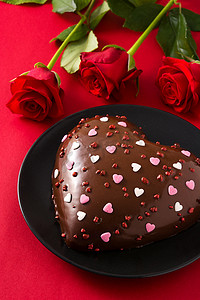 情人节或母亲节的心形蛋糕和红玫瑰