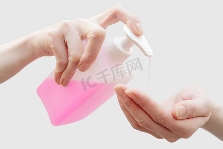 手中的抗菌肥皂。