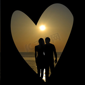 海边剪影情侣摄影照片_爱情概念与海上心形情侣的剪影