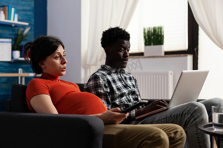 跨种族夫妇怀孕并使用技术