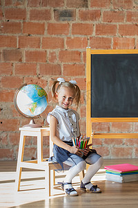 学校幼儿园女孩在黑板前用铅笔画的肖像