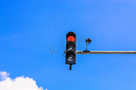 黄黑警示条摄影照片_交通灯和监控摄像头